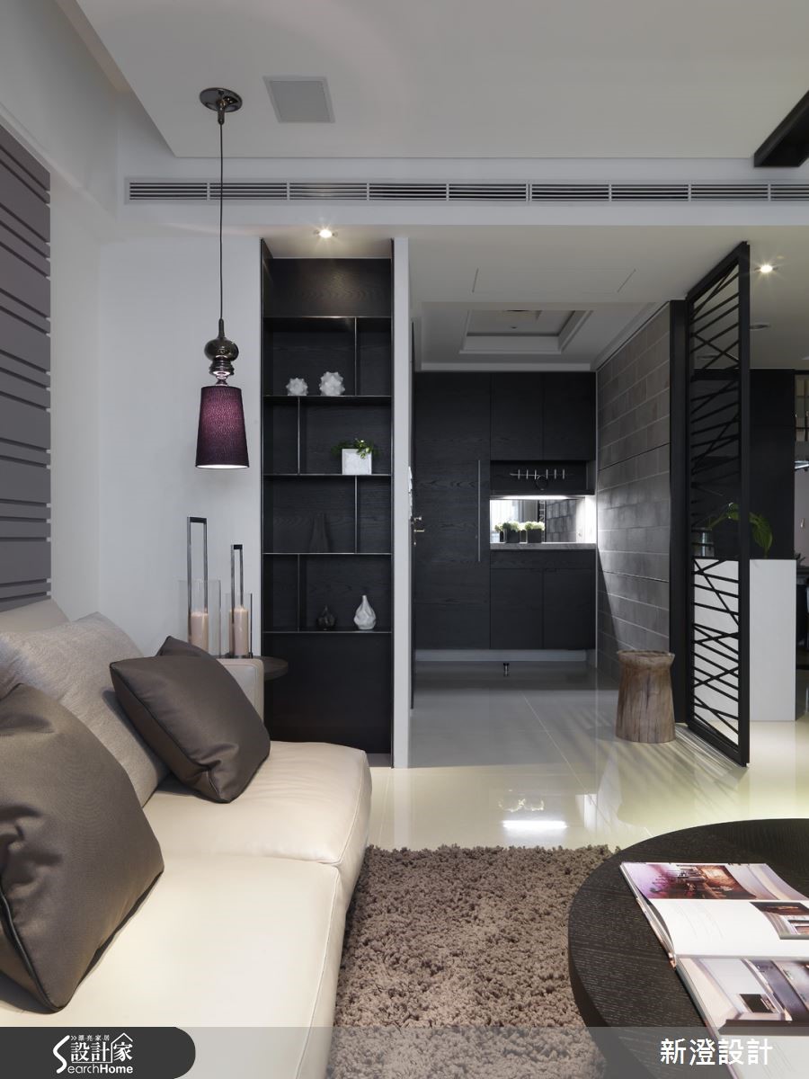 進入屋內，色澤溫樸的牆面在進門後即開啟第一眼的舒適